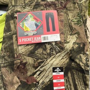 Mossy Oak Womens camouflage pants.